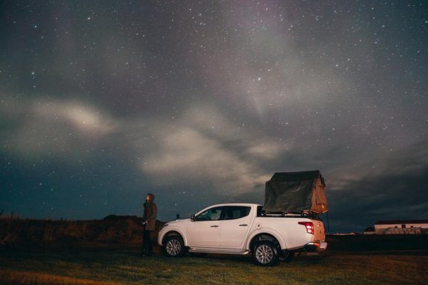 camping-under-stars-northern-lights_925x